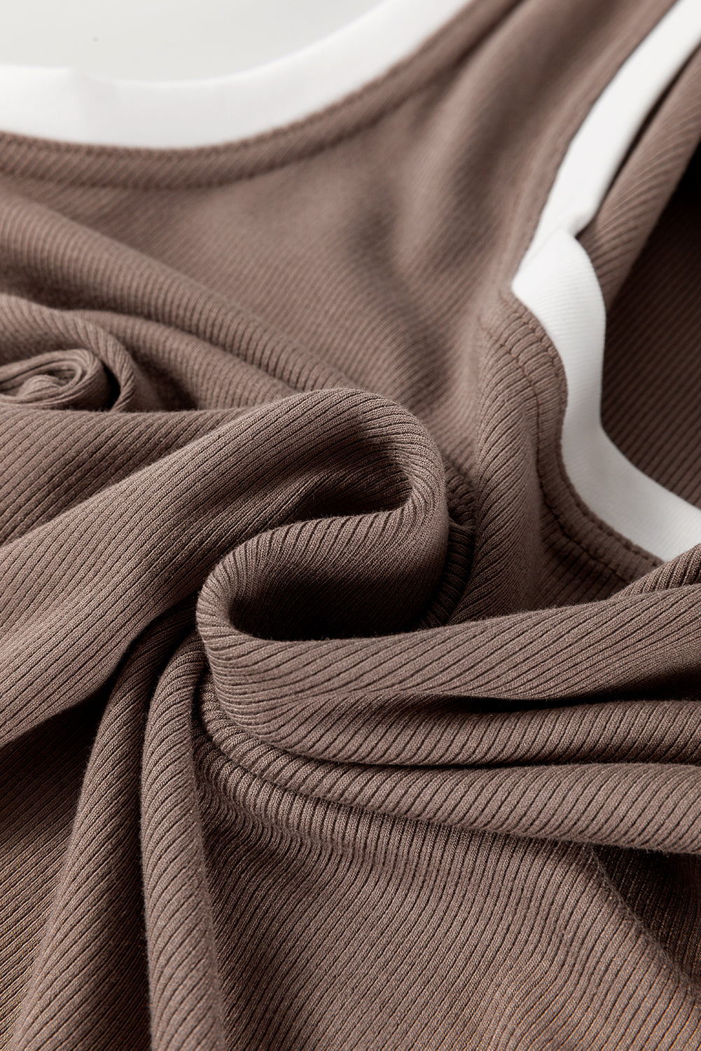 Yolanda® | Canotta in maglia con bordi a contrasto, scollo rotondo e spalline larghe
