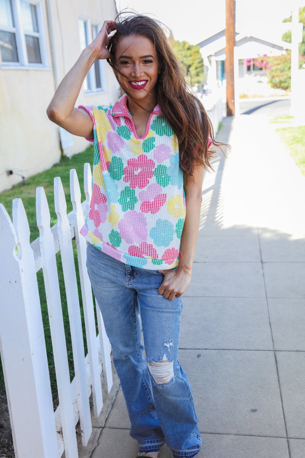 Zafferano® | Top in maglia multicolore con scollo dentellato e colletto floreale di Spring Vibes