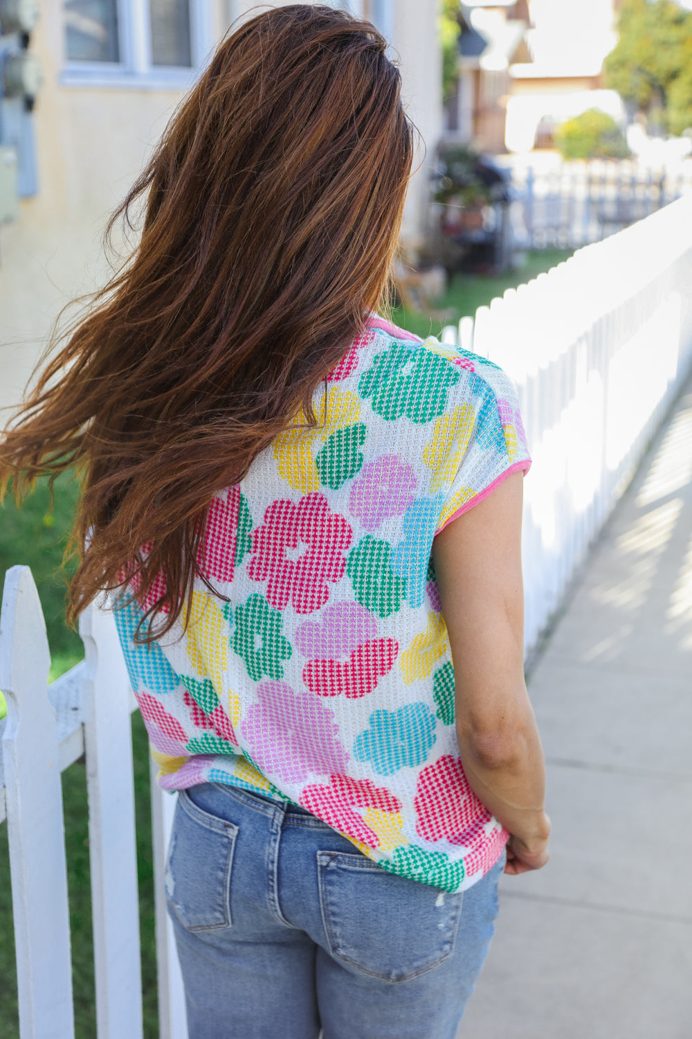 Zafferano® | Top in maglia multicolore con scollo dentellato e colletto floreale di Spring Vibes