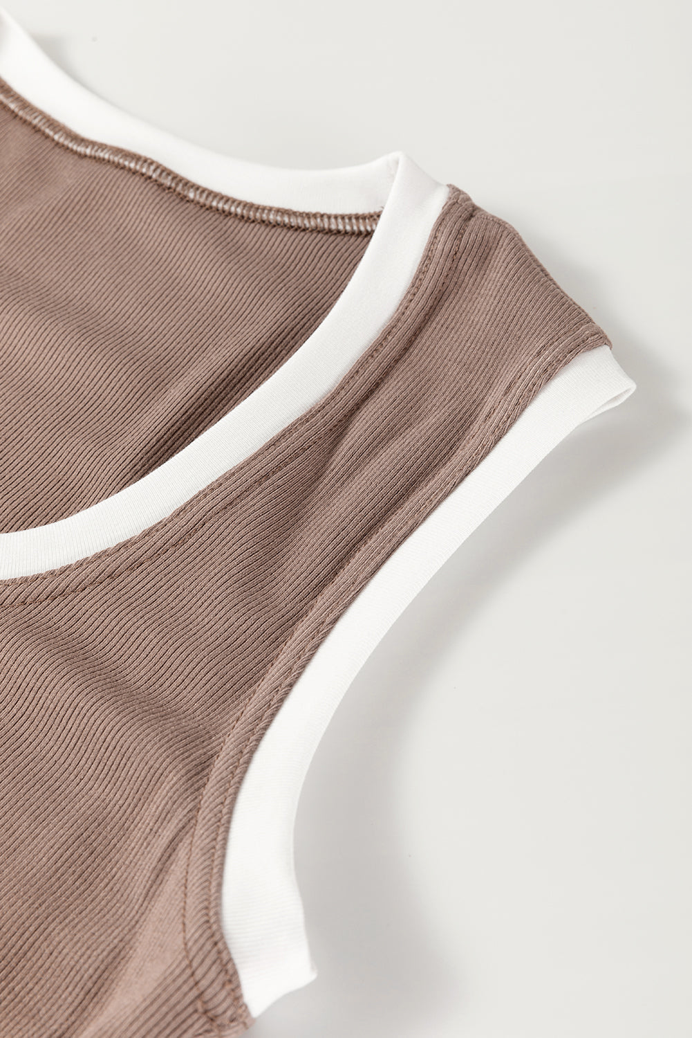 Yolanda® | Canotta in maglia con bordi a contrasto, scollo rotondo e spalline larghe