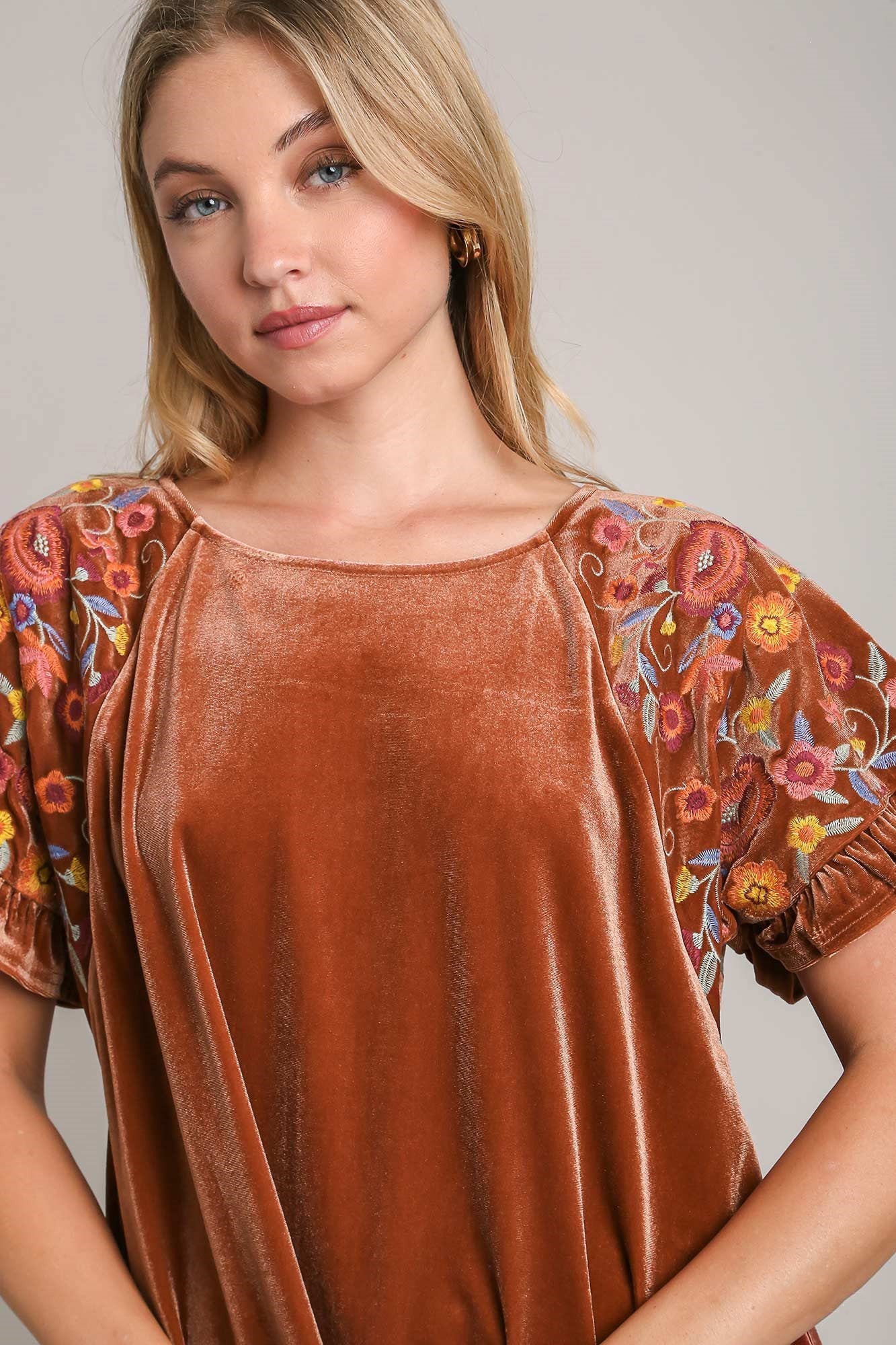 Yoselin® | Blusa in velluto a maniche corte con ricami