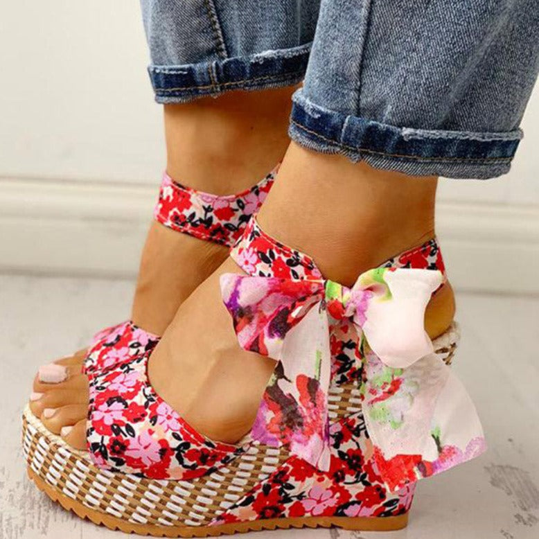 Marina® | Sandali da donna con zeppa con motivo floreale di tendenza elegante