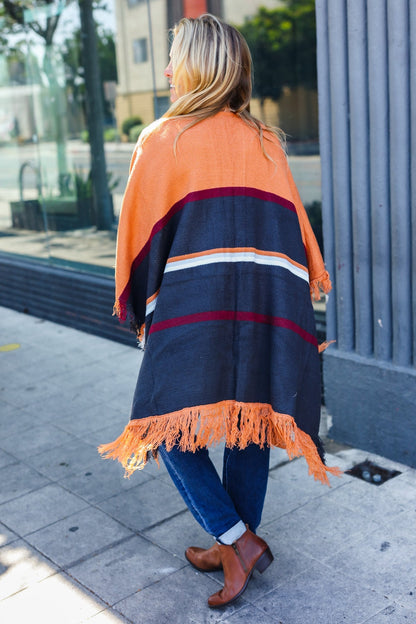 Zoe® | Follow Me Poncho aperto color ruggine con righe multicolori e frange di nappe