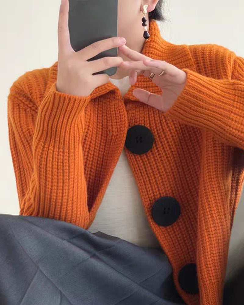 Yara® | Gestrickte orangefarbene Strickjacke mit Knöpfen