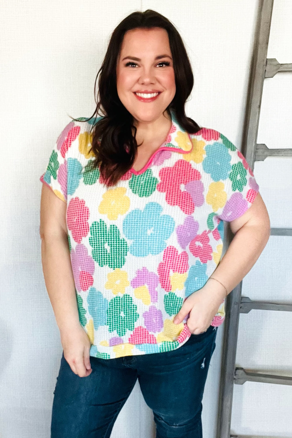 Zafferano® | Top in maglia multicolore con scollo dentellato e colletto floreale di Spring Vibes