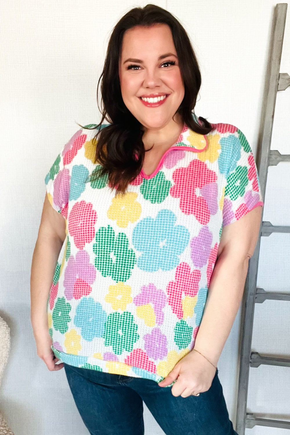 Zafferano® | Top in maglia multicolore con scollo dentellato e colletto floreale di Spring Vibes
