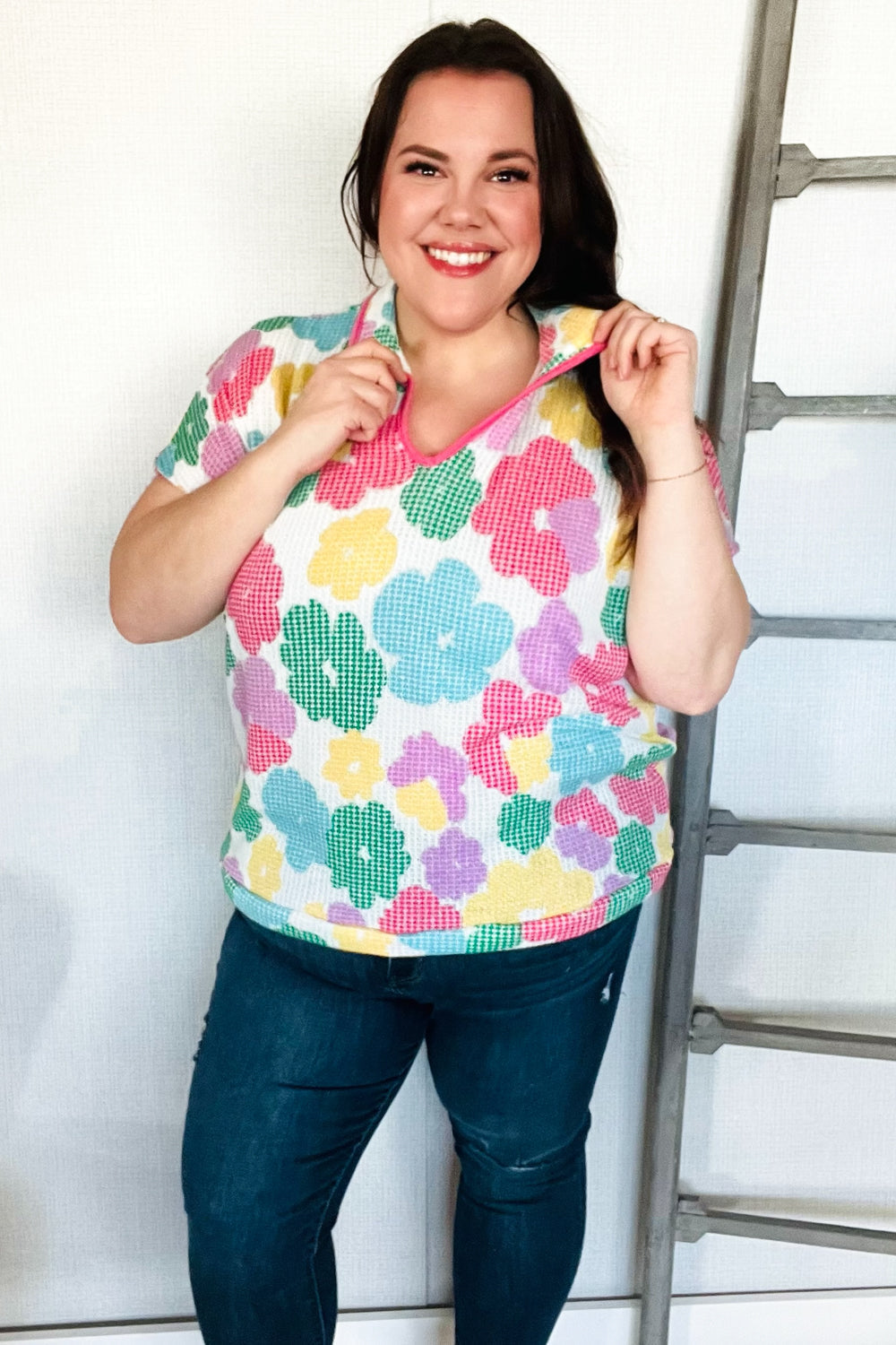 Zafferano® | Top in maglia multicolore con scollo dentellato e colletto floreale di Spring Vibes