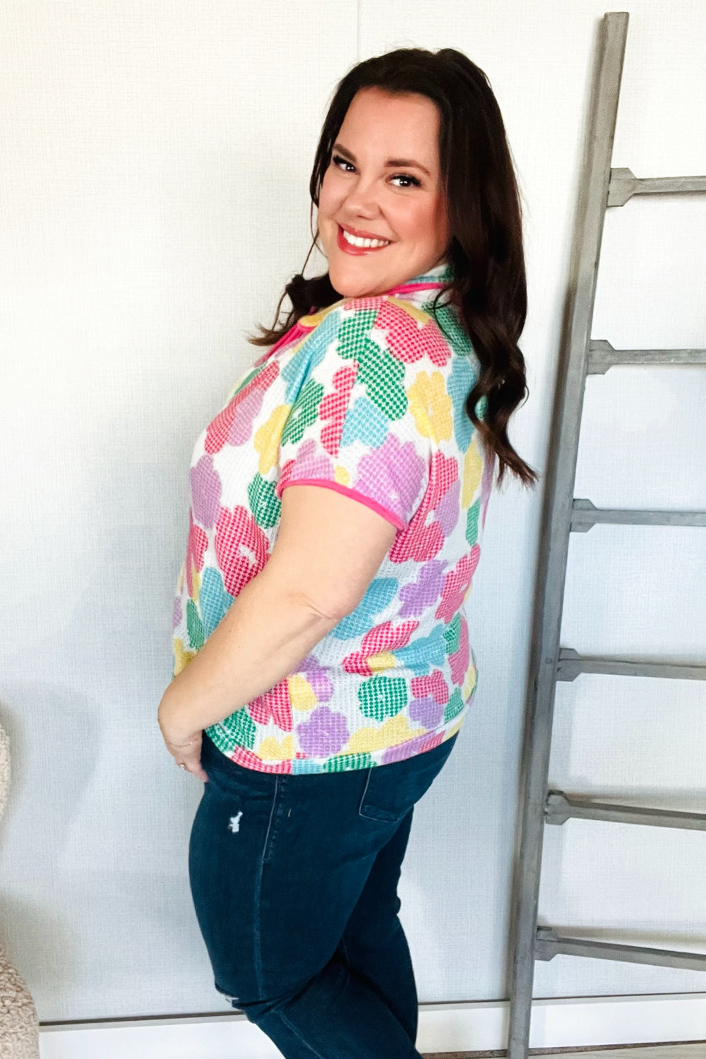 Zafferano® | Top in maglia multicolore con scollo dentellato e colletto floreale di Spring Vibes