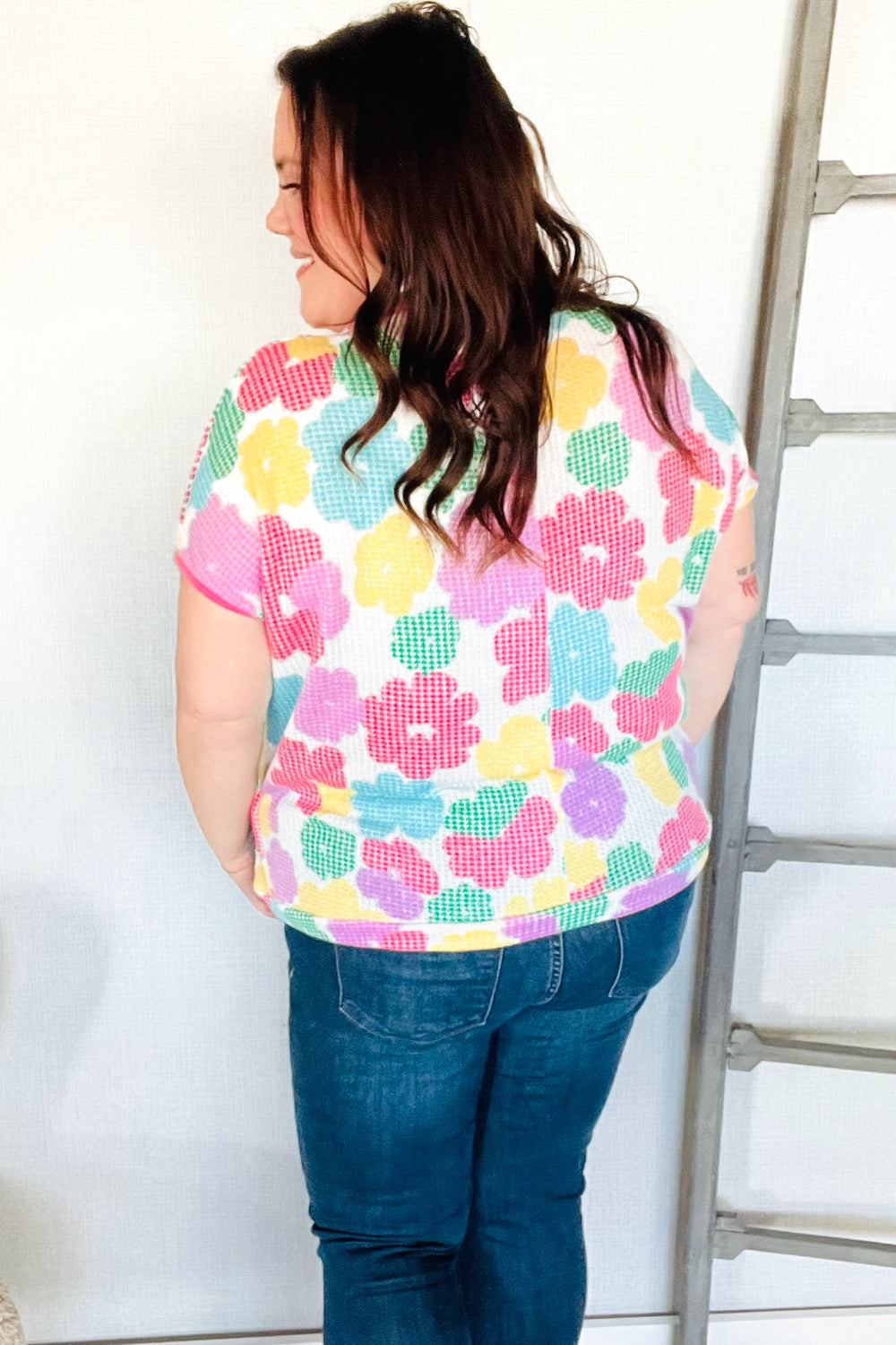 Zafferano® | Top in maglia multicolore con scollo dentellato e colletto floreale di Spring Vibes