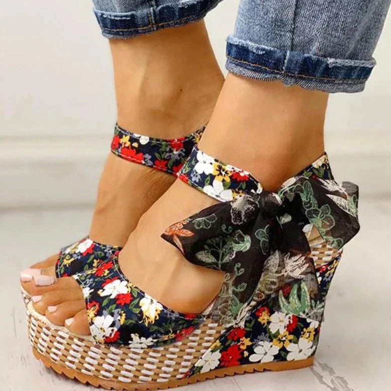 Marina® | Sandali da donna con zeppa con motivo floreale di tendenza elegante