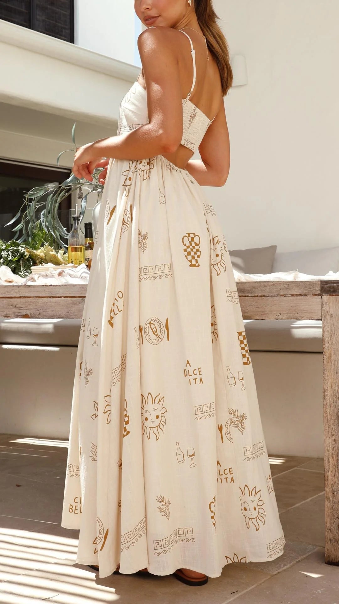 Linda - Maxi abito marrone con fascino solare e dettaglio cut out