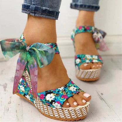 Marina® | Sandali da donna con zeppa con motivo floreale di tendenza elegante